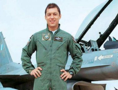 Αγωγή κατά του Δημοσίου από την οικογένεια του άτυχου σμηναγού Σ. Αναστασάκη: «Ήταν ελαττωματικό το αλεξίπτωτο»